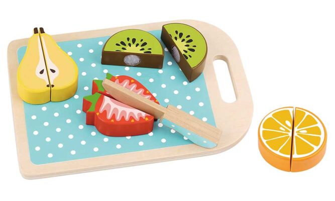 Розрізні фрукти на дощечці