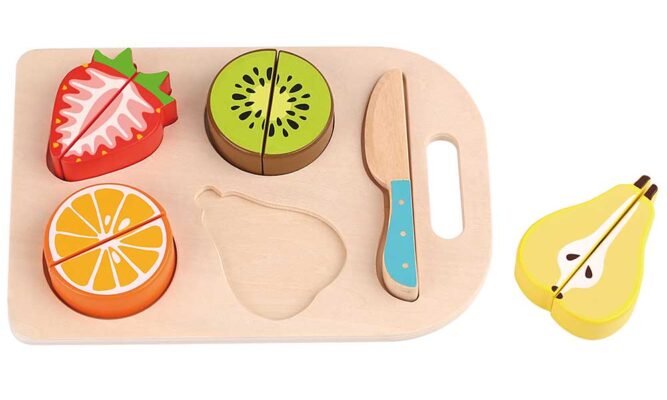 Розрізні фрукти на дощечці
