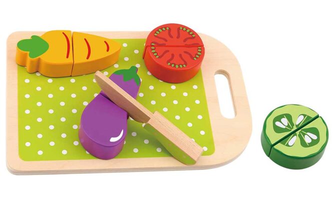 Розрізні овочі на дощечці