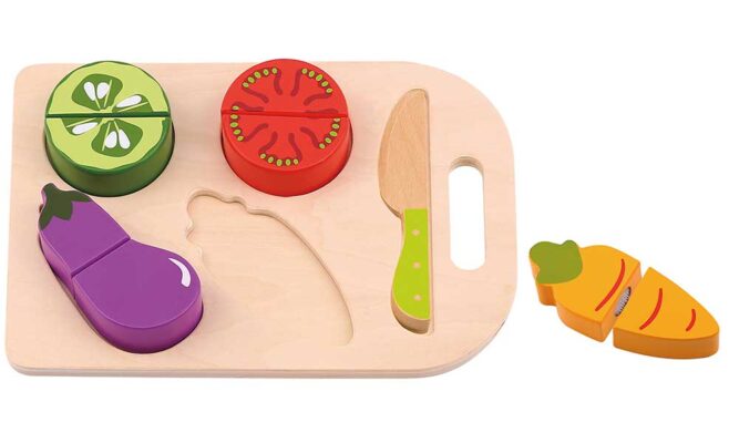 Розрізні овочі на дощечці
